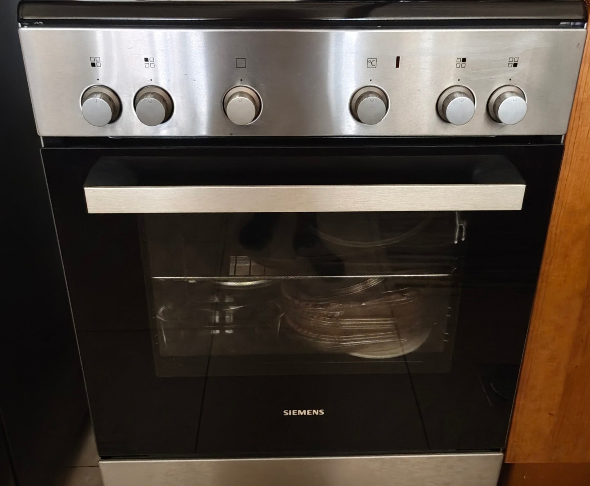 Siemens freestanding conventional cooker with oven in the Lackie Flavors kitchen