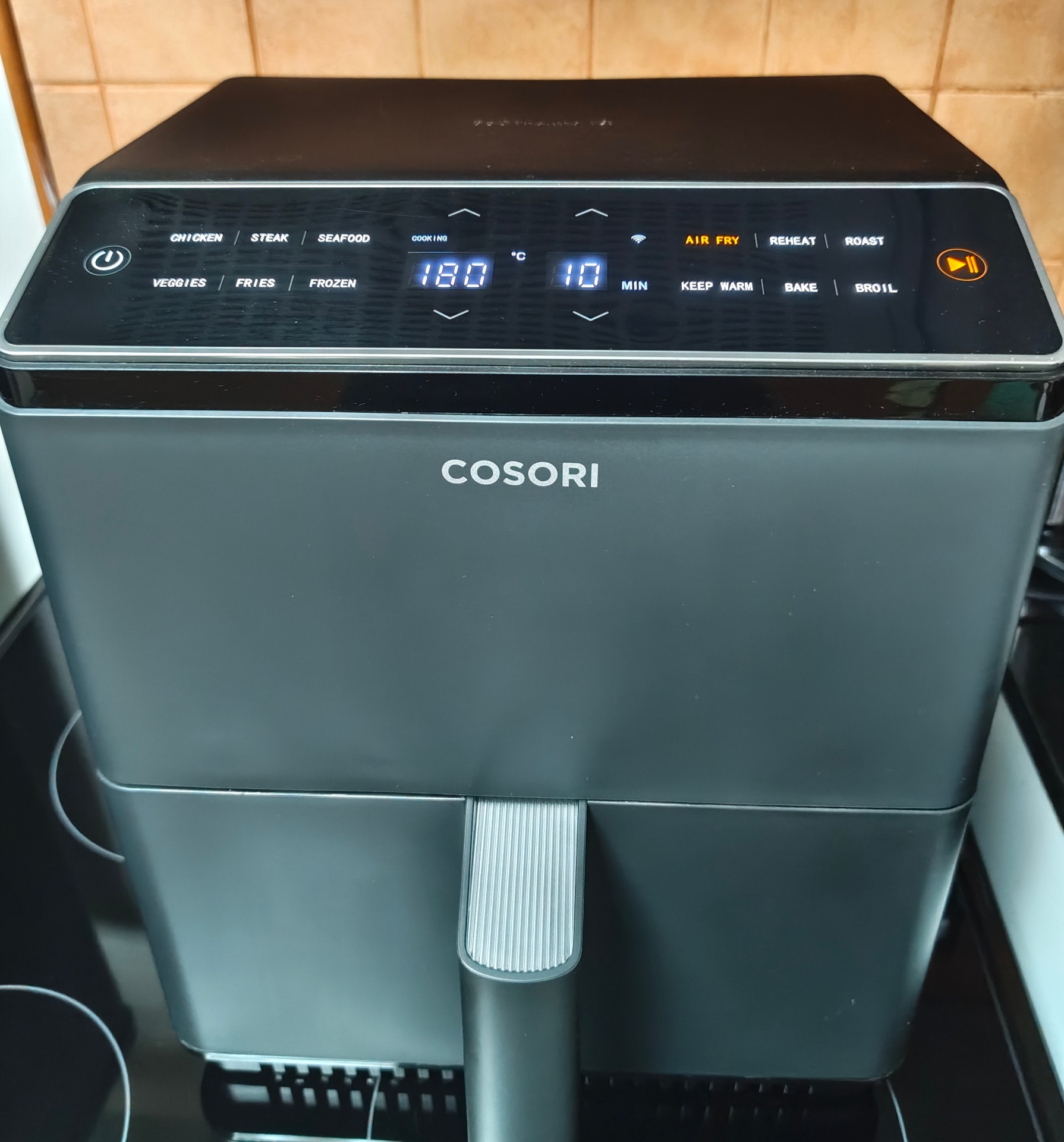 COSORI air fryer control panel displaying 180°C and 10 minutes
